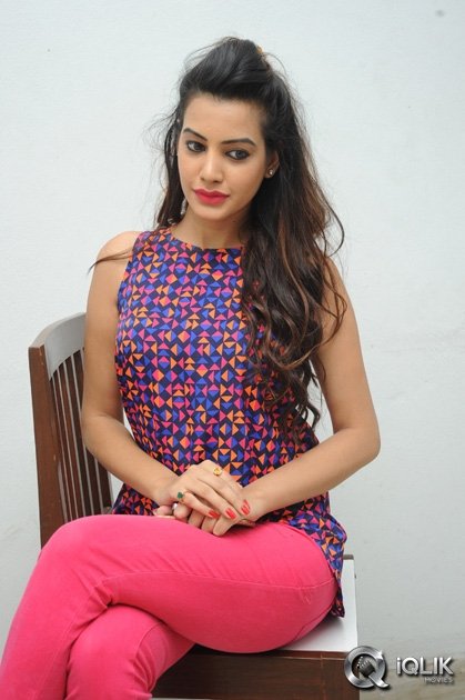 Diksha-Panth-at-Kavvintha-Movie-Trailer-Launch